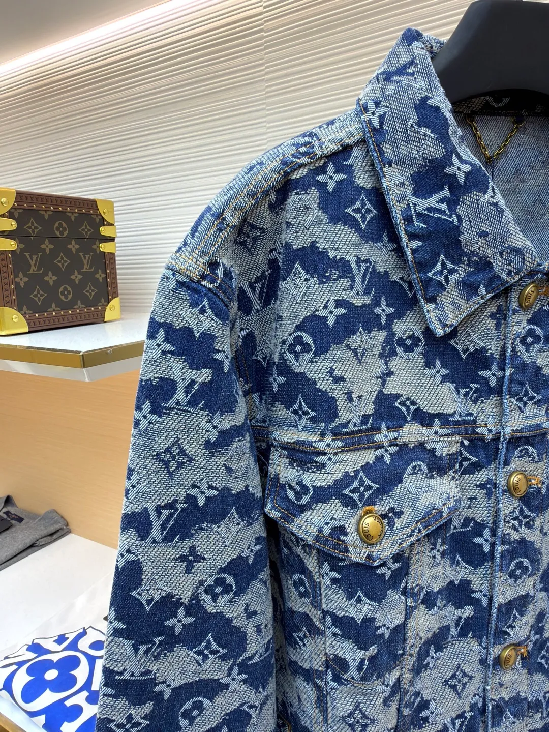 LOUIS VUITTON letter float jacquard denim jacket ●Original version: purchased and developed for 22999 ●Item number: 1682132-C05 ●Fabric: denim denim fabric ●Technology: jacquard production ●Color: blue ●Version: fitted version ●Weight: about 1335 grams ●Size: 46-48-50-52 ●Description: Made of heavy denim denim as the base, it uses distressed washing + gradient tie-dyeing to present a Monogram dark pattern effect. The gray-blue and off-white smudged colors are natural and layered, retaining the brand logo while enhancing the retro texture. The trousers have a skateboard straight cut, and the waistband is equipped with metal buttons and leather logo tags. The five-pocket structure follows the classic workwear design, and the edges of the pockets are reinforced with double-lane stitching, taking into account durability and style. The trouser legs are slightly narrowed to suit various scenarios. The overall process combines denim washing technology with brand logo technology, which not only retains the casual attributes of denim items, but also enhances high-luxury recognition through gradient textures. The overall wiring is straight and delicate, the fabric is comfortable and soft, and the color is consistent without color difference. It can be matched with the same style to create a fashionable look and control various occasions. Customized accessories, complete with three standards, same style for men and women!